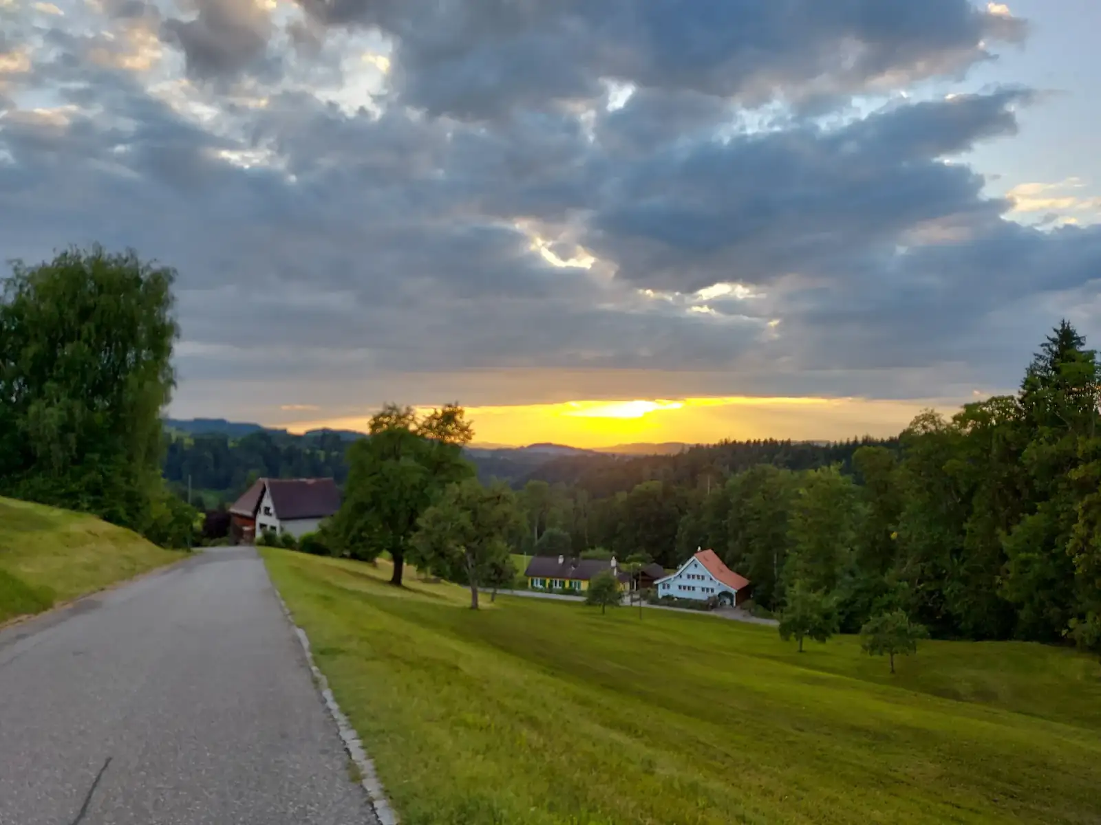 Abendstimmung ueber der Landstrasse bei Buehler